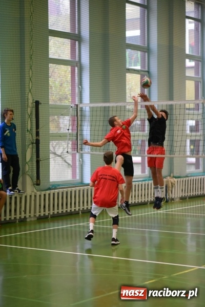 Zdjęcie w galerii na portalu naszraciborz.pl: Mistrzostwa Raciborza w dwójkach siatkarskich chłopców w SP18 wiadomości z regionu