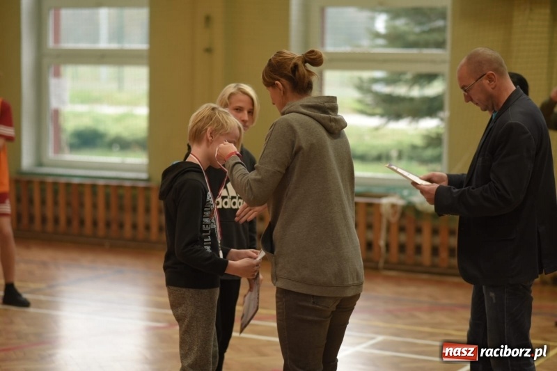 Zdjęcie w galerii na portalu naszraciborz.pl: Mistrzostwa Raciborza w dwójkach siatkarskich chłopców w SP18 wiadomości z regionu
