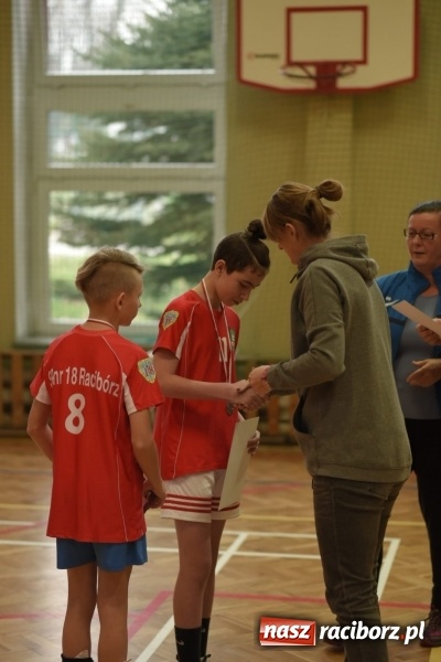Zdjęcie w galerii na portalu naszraciborz.pl: Mistrzostwa Raciborza w dwójkach siatkarskich chłopców w SP18 wiadomości z regionu