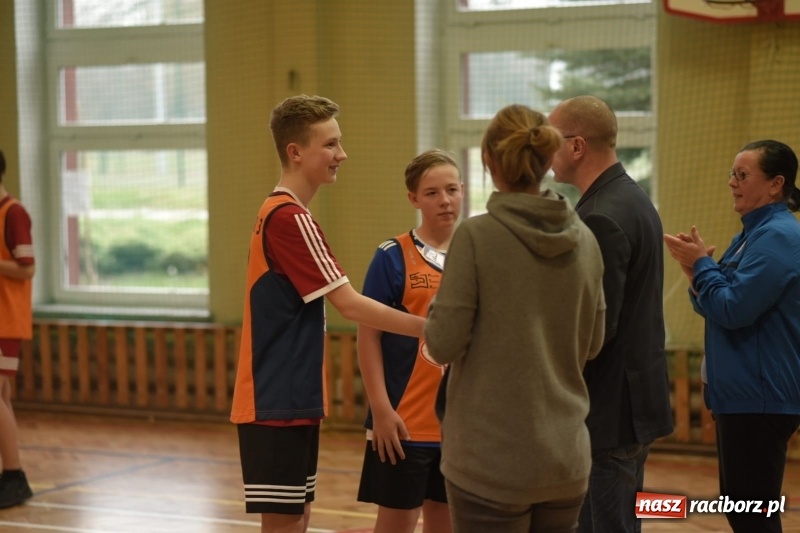 Zdjęcie w galerii na portalu naszraciborz.pl: Mistrzostwa Raciborza w dwójkach siatkarskich chłopców w SP18 wiadomości z regionu