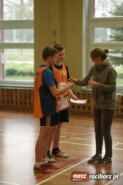 Zdjęcie w galerii na portalu naszraciborz.pl: Mistrzostwa Raciborza w dwójkach siatkarskich chłopców w SP18 wiadomości z regionu