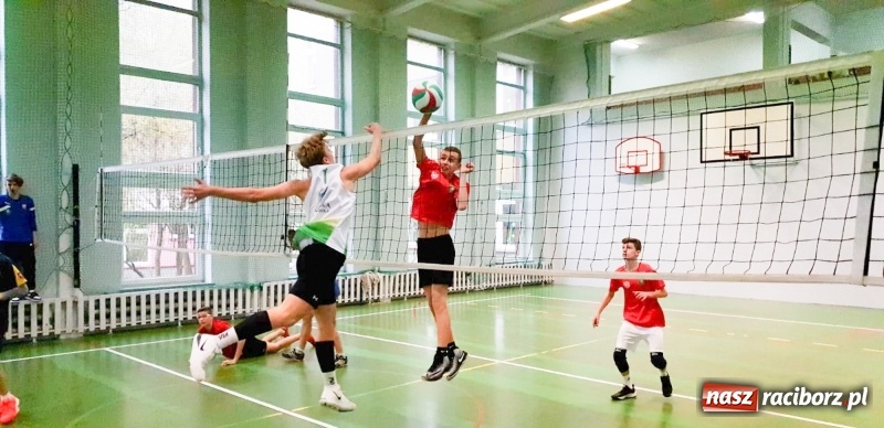 Zdjęcie w galerii na portalu naszraciborz.pl: Mistrzostwa Raciborza w dwójkach siatkarskich chłopców w SP18 wiadomości z regionu