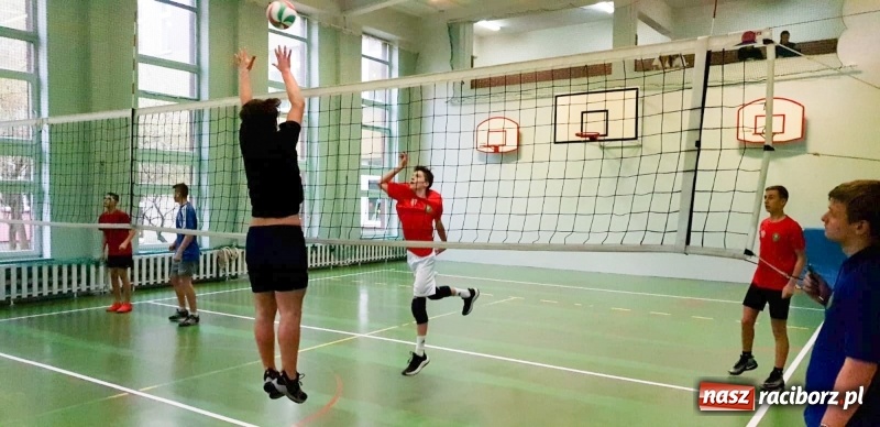 Zdjęcie w galerii na portalu naszraciborz.pl: Mistrzostwa Raciborza w dwójkach siatkarskich chłopców w SP18 wiadomości z regionu