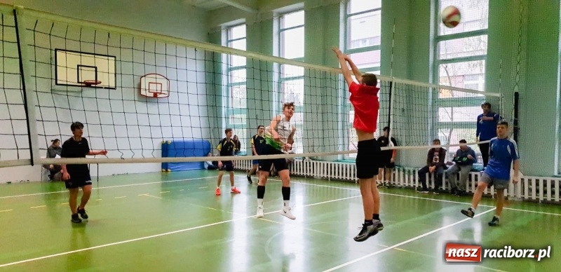 Zdjęcie w galerii na portalu naszraciborz.pl: Mistrzostwa Raciborza w dwójkach siatkarskich chłopców w SP18 wiadomości z regionu