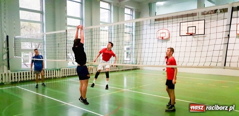 Zdjęcie w galerii na portalu naszraciborz.pl: Mistrzostwa Raciborza w dwójkach siatkarskich chłopców w SP18 wiadomości z regionu