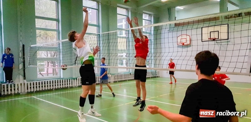 Zdjęcie w galerii na portalu naszraciborz.pl: Mistrzostwa Raciborza w dwójkach siatkarskich chłopców w SP18 wiadomości z regionu