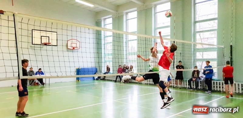Zdjęcie w galerii na portalu naszraciborz.pl: Mistrzostwa Raciborza w dwójkach siatkarskich chłopców w SP18 wiadomości z regionu