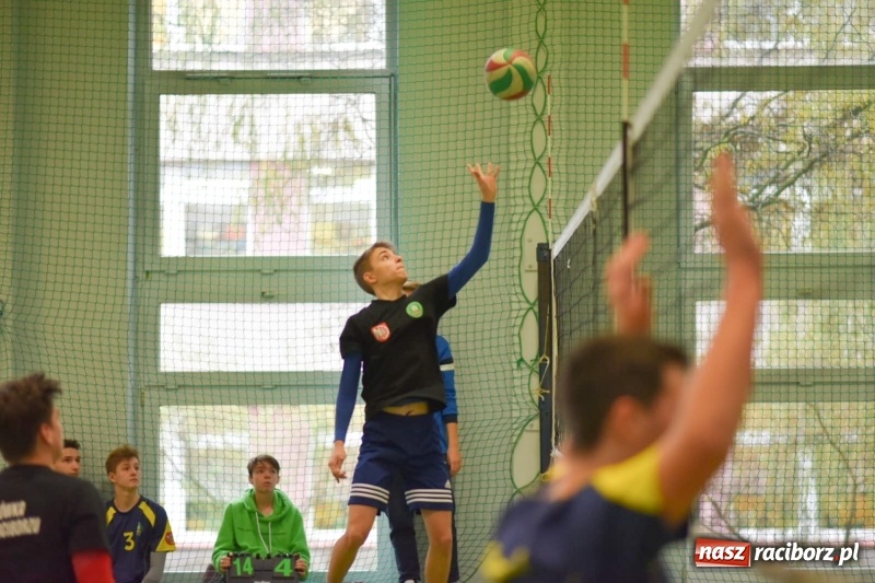 Zdjęcie w galerii na portalu naszraciborz.pl: Mistrzostwa Raciborza w dwójkach siatkarskich chłopców w SP18 wiadomości z regionu