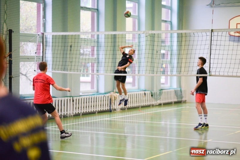 Zdjęcie w galerii na portalu naszraciborz.pl: Mistrzostwa Raciborza w dwójkach siatkarskich chłopców w SP18 wiadomości z regionu