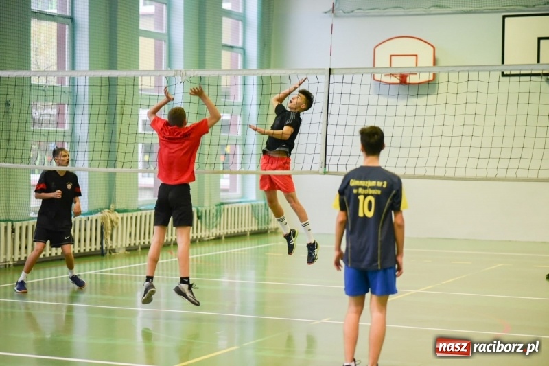 Zdjęcie w galerii na portalu naszraciborz.pl: Mistrzostwa Raciborza w dwójkach siatkarskich chłopców w SP18 wiadomości z regionu