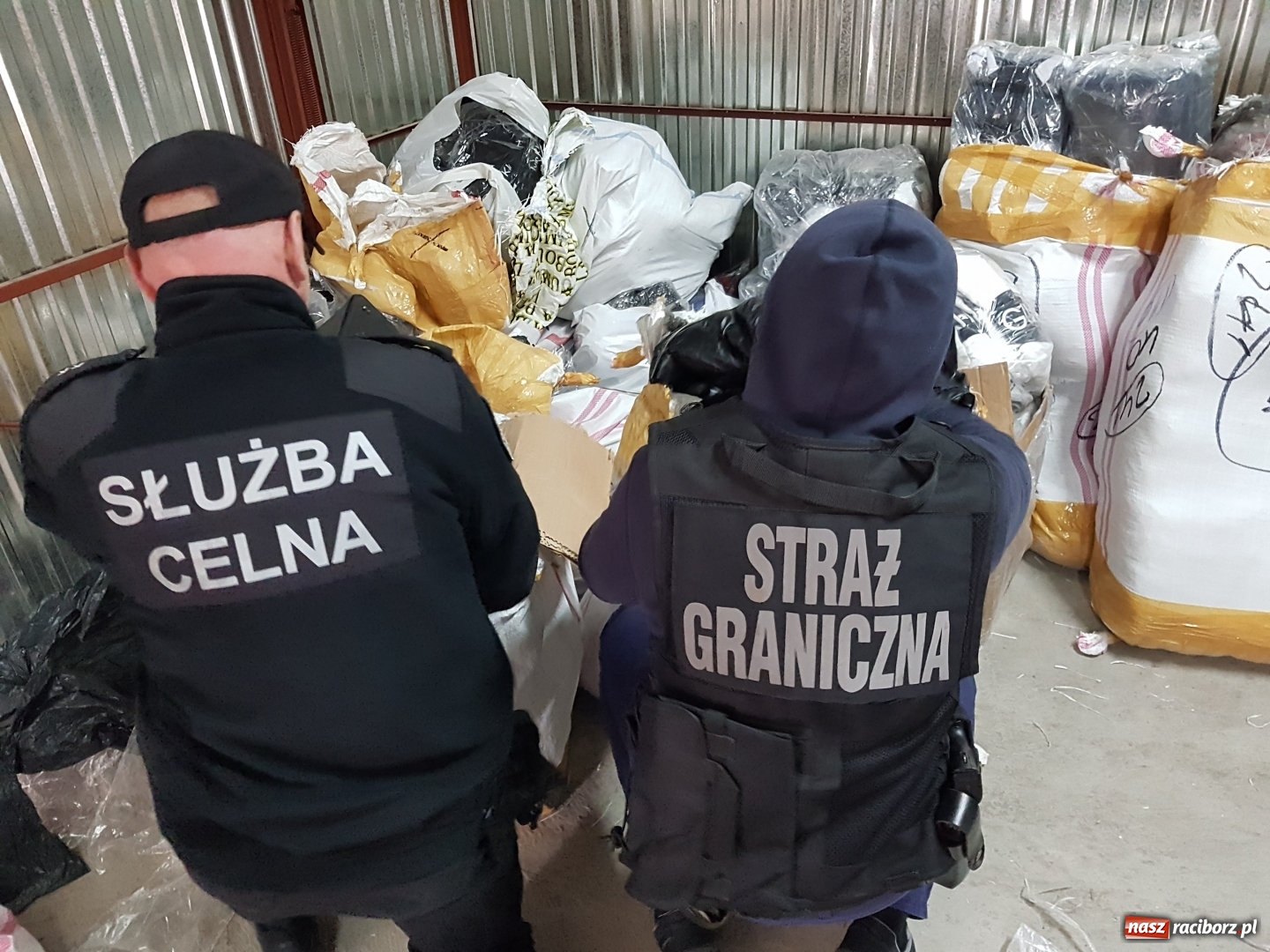 Zdjęcie w galerii na portalu naszraciborz.pl: Rozbito grupę przestępczą zajmującą się sprowadzaniem podrobionej odzieży wiadomości z regionu