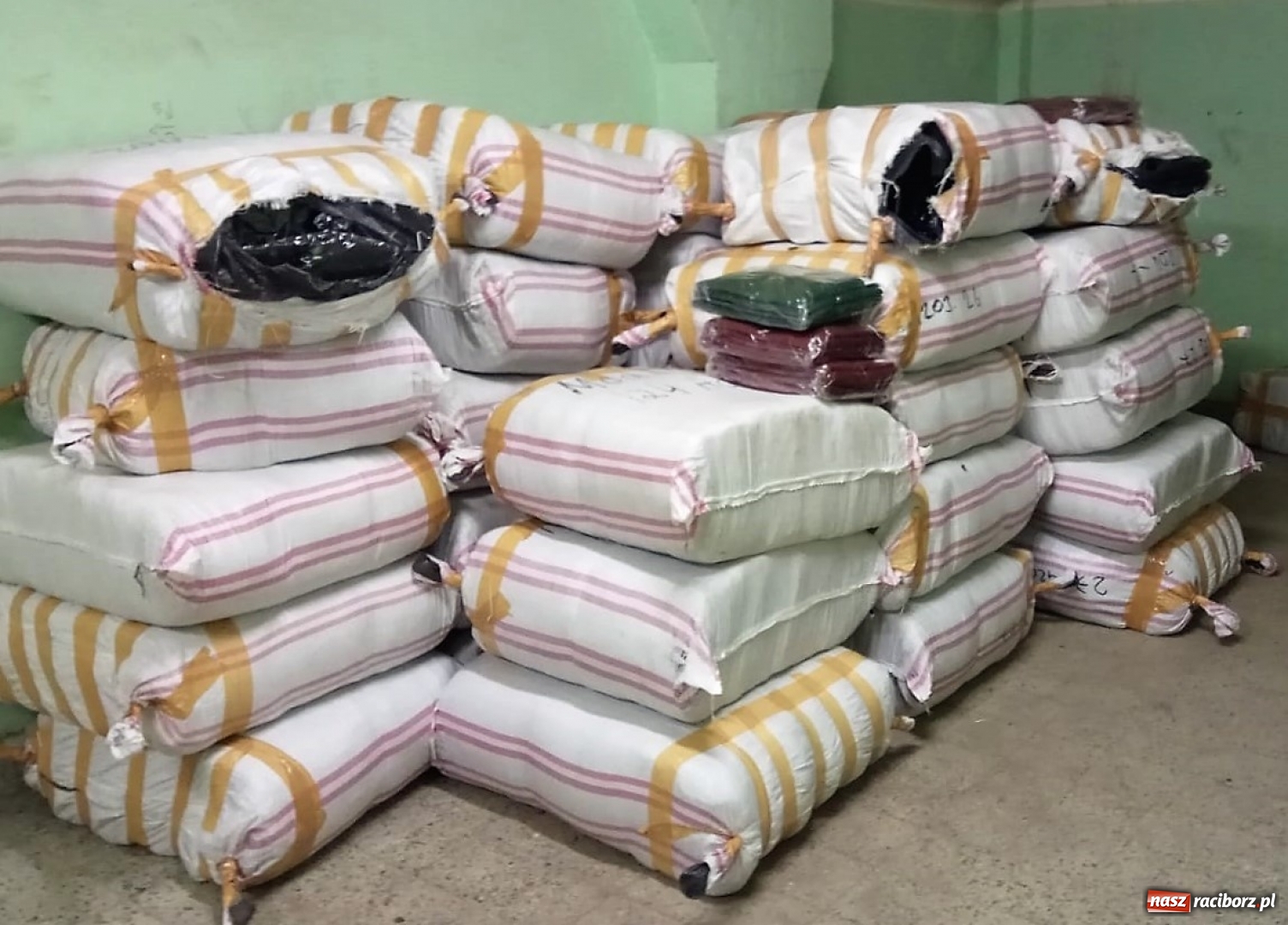 Zdjęcie w galerii na portalu naszraciborz.pl: Rozbito grupę przestępczą zajmującą się sprowadzaniem podrobionej odzieży wiadomości z regionu