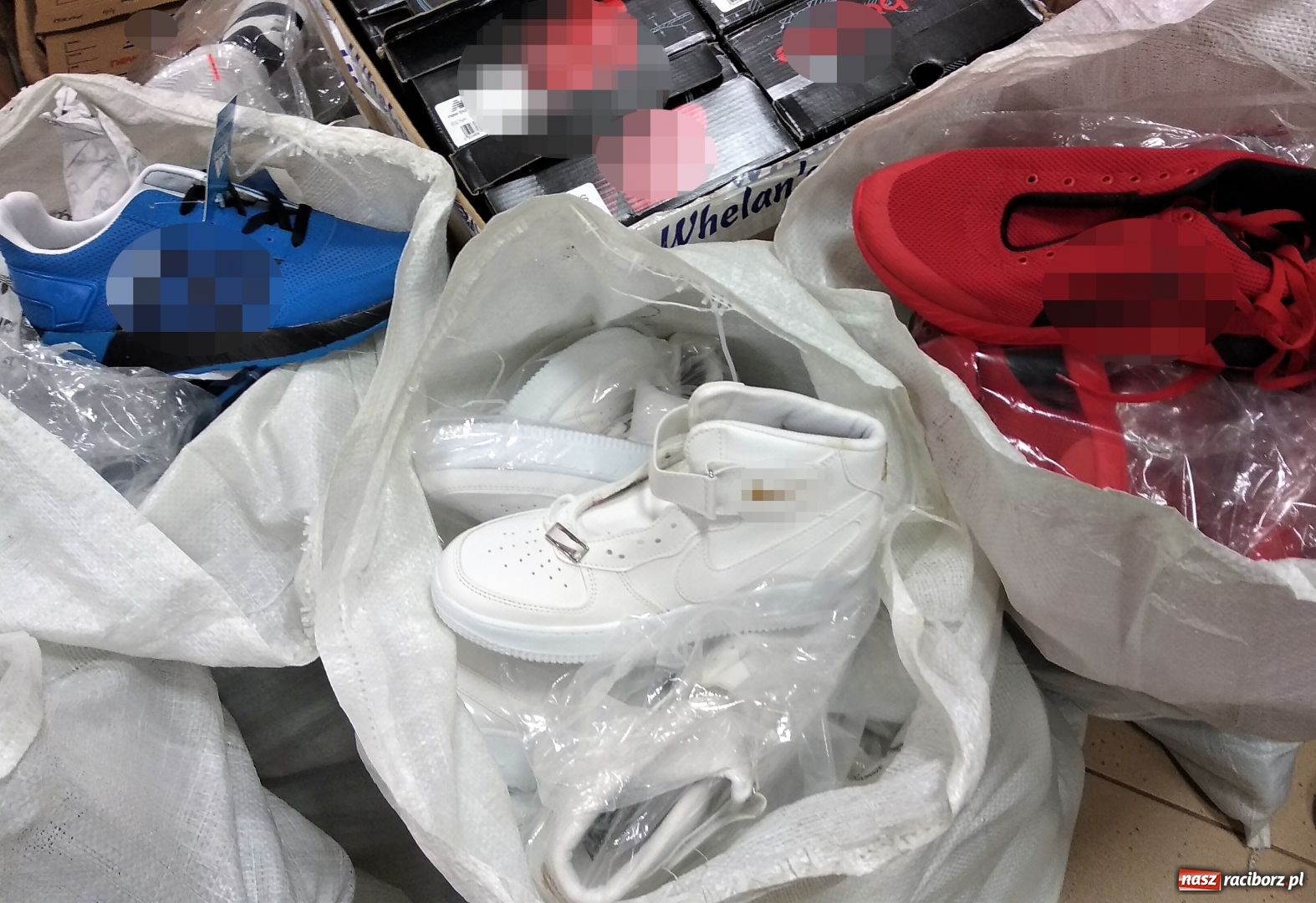 Zdjęcie w galerii na portalu naszraciborz.pl: Rozbito grupę przestępczą zajmującą się sprowadzaniem podrobionej odzieży wiadomości z regionu