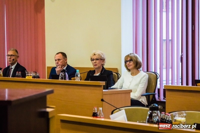 Zdjęcie w galerii na portalu naszraciborz.pl: Inauguracyjna sesja Rady Miasta. Leon Fiołka przewodniczącym. Ustalono pensję prezydenta wiadomości z regionu