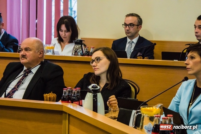 Zdjęcie w galerii na portalu naszraciborz.pl: Inauguracyjna sesja Rady Miasta. Leon Fiołka przewodniczącym. Ustalono pensję prezydenta wiadomości z regionu