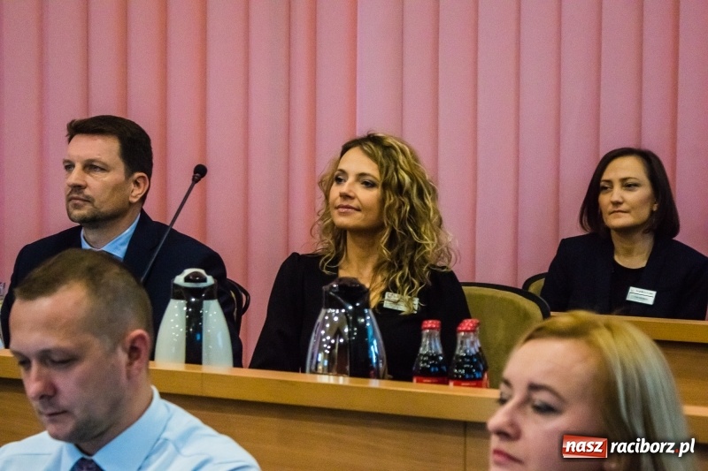 Zdjęcie w galerii na portalu naszraciborz.pl: Inauguracyjna sesja Rady Miasta. Leon Fiołka przewodniczącym. Ustalono pensję prezydenta wiadomości z regionu