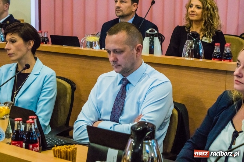 Zdjęcie w galerii na portalu naszraciborz.pl: Inauguracyjna sesja Rady Miasta. Leon Fiołka przewodniczącym. Ustalono pensję prezydenta wiadomości z regionu