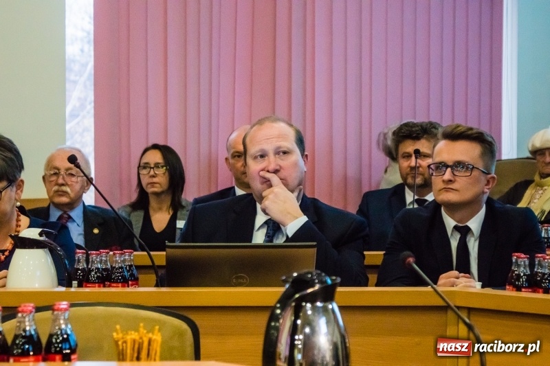Zdjęcie w galerii na portalu naszraciborz.pl: Inauguracyjna sesja Rady Miasta. Leon Fiołka przewodniczącym. Ustalono pensję prezydenta wiadomości z regionu