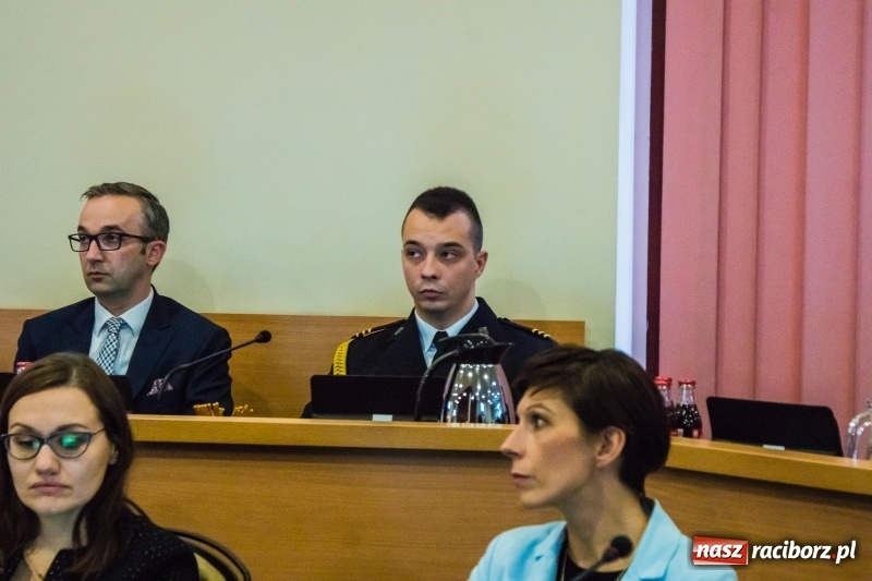 Zdjęcie w galerii na portalu naszraciborz.pl: Inauguracyjna sesja Rady Miasta. Leon Fiołka przewodniczącym. Ustalono pensję prezydenta wiadomości z regionu