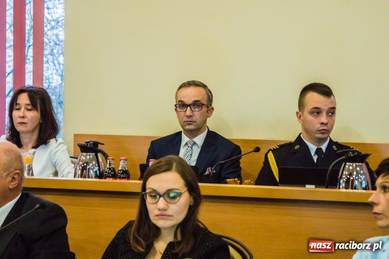 Zdjęcie w galerii na portalu naszraciborz.pl: Inauguracyjna sesja Rady Miasta. Leon Fiołka przewodniczącym. Ustalono pensję prezydenta wiadomości z regionu