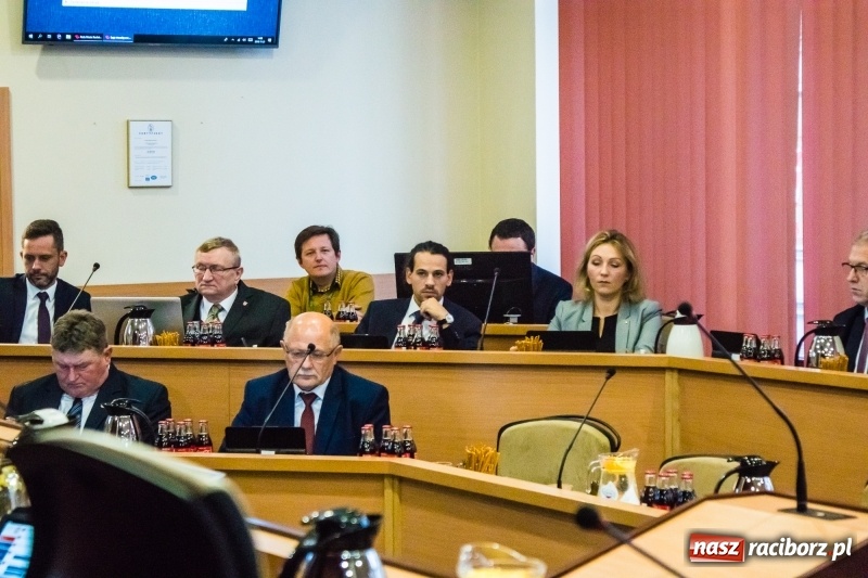 Zdjęcie w galerii na portalu naszraciborz.pl: Inauguracyjna sesja Rady Miasta. Leon Fiołka przewodniczącym. Ustalono pensję prezydenta wiadomości z regionu