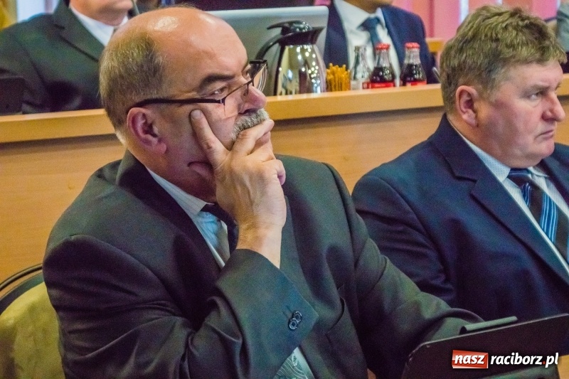 Zdjęcie w galerii na portalu naszraciborz.pl: Inauguracyjna sesja Rady Miasta. Leon Fiołka przewodniczącym. Ustalono pensję prezydenta wiadomości z regionu