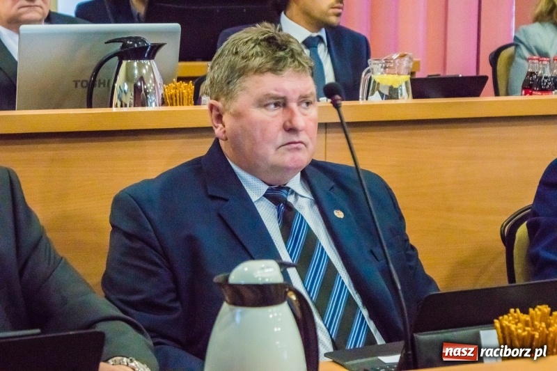 Zdjęcie w galerii na portalu naszraciborz.pl: Inauguracyjna sesja Rady Miasta. Leon Fiołka przewodniczącym. Ustalono pensję prezydenta wiadomości z regionu