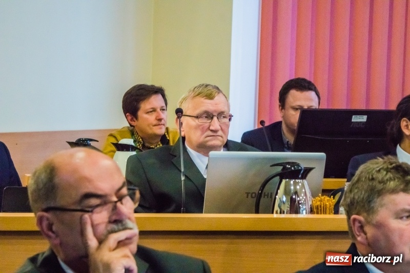 Zdjęcie w galerii na portalu naszraciborz.pl: Inauguracyjna sesja Rady Miasta. Leon Fiołka przewodniczącym. Ustalono pensję prezydenta wiadomości z regionu