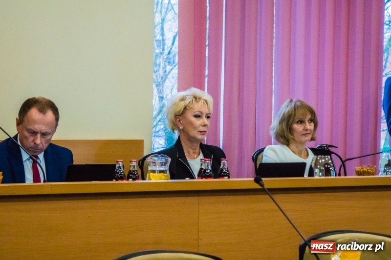 Zdjęcie w galerii na portalu naszraciborz.pl: Inauguracyjna sesja Rady Miasta. Leon Fiołka przewodniczącym. Ustalono pensję prezydenta wiadomości z regionu