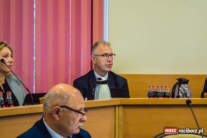 Zdjęcie w galerii na portalu naszraciborz.pl: Inauguracyjna sesja Rady Miasta. Leon Fiołka przewodniczącym. Ustalono pensję prezydenta wiadomości z regionu