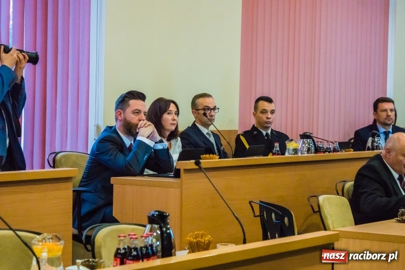 Zdjęcie w galerii na portalu naszraciborz.pl: Inauguracyjna sesja Rady Miasta. Leon Fiołka przewodniczącym. Ustalono pensję prezydenta wiadomości z regionu