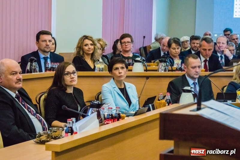 Zdjęcie w galerii na portalu naszraciborz.pl: Inauguracyjna sesja Rady Miasta. Leon Fiołka przewodniczącym. Ustalono pensję prezydenta wiadomości z regionu