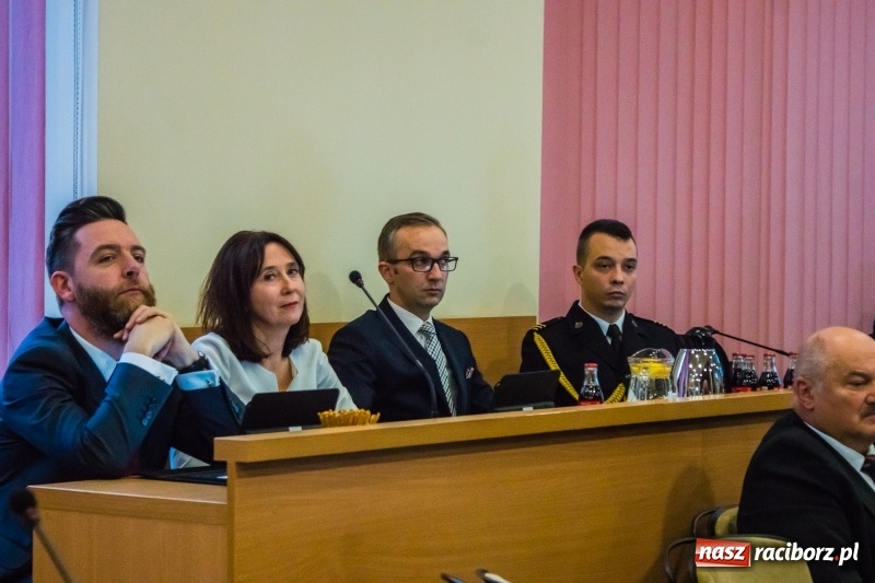 Zdjęcie w galerii na portalu naszraciborz.pl: Inauguracyjna sesja Rady Miasta. Leon Fiołka przewodniczącym. Ustalono pensję prezydenta wiadomości z regionu