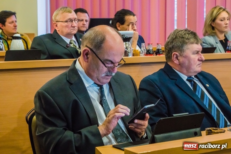 Zdjęcie w galerii na portalu naszraciborz.pl: Inauguracyjna sesja Rady Miasta. Leon Fiołka przewodniczącym. Ustalono pensję prezydenta wiadomości z regionu