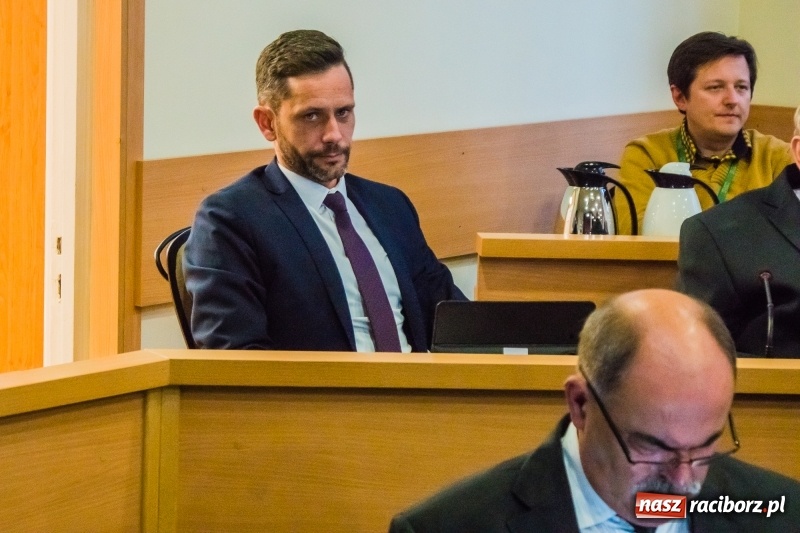 Zdjęcie w galerii na portalu naszraciborz.pl: Inauguracyjna sesja Rady Miasta. Leon Fiołka przewodniczącym. Ustalono pensję prezydenta wiadomości z regionu