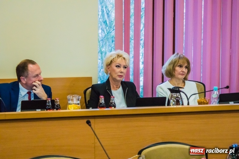 Zdjęcie w galerii na portalu naszraciborz.pl: Inauguracyjna sesja Rady Miasta. Leon Fiołka przewodniczącym. Ustalono pensję prezydenta wiadomości z regionu