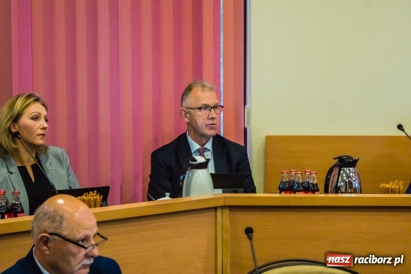 Zdjęcie w galerii na portalu naszraciborz.pl: Inauguracyjna sesja Rady Miasta. Leon Fiołka przewodniczącym. Ustalono pensję prezydenta wiadomości z regionu