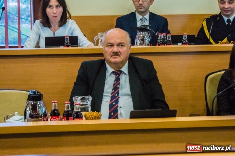 Zdjęcie w galerii na portalu naszraciborz.pl: Inauguracyjna sesja Rady Miasta. Leon Fiołka przewodniczącym. Ustalono pensję prezydenta wiadomości z regionu