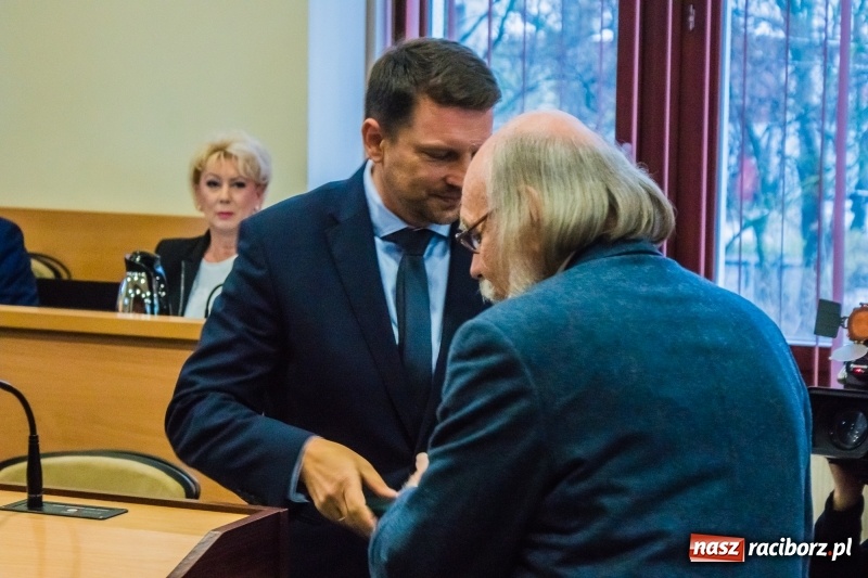 Zdjęcie w galerii na portalu naszraciborz.pl: Inauguracyjna sesja Rady Miasta. Leon Fiołka przewodniczącym. Ustalono pensję prezydenta wiadomości z regionu