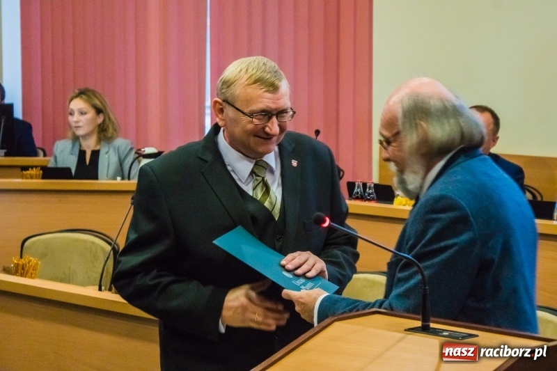 Zdjęcie w galerii na portalu naszraciborz.pl: Inauguracyjna sesja Rady Miasta. Leon Fiołka przewodniczącym. Ustalono pensję prezydenta wiadomości z regionu
