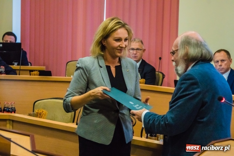Zdjęcie w galerii na portalu naszraciborz.pl: Inauguracyjna sesja Rady Miasta. Leon Fiołka przewodniczącym. Ustalono pensję prezydenta wiadomości z regionu