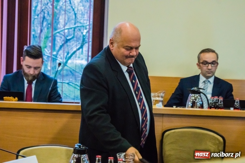 Zdjęcie w galerii na portalu naszraciborz.pl: Inauguracyjna sesja Rady Miasta. Leon Fiołka przewodniczącym. Ustalono pensję prezydenta wiadomości z regionu