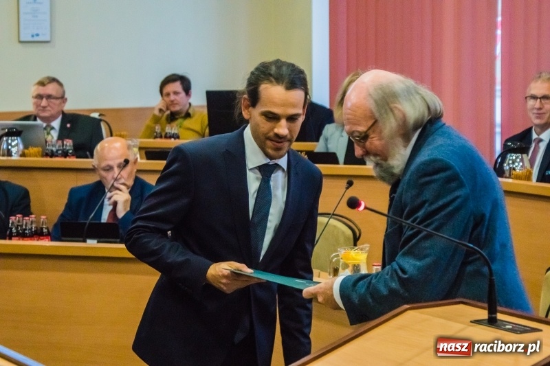 Zdjęcie w galerii na portalu naszraciborz.pl: Inauguracyjna sesja Rady Miasta. Leon Fiołka przewodniczącym. Ustalono pensję prezydenta wiadomości z regionu