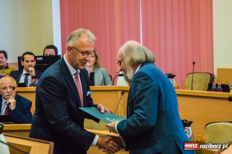Zdjęcie w galerii na portalu naszraciborz.pl: Inauguracyjna sesja Rady Miasta. Leon Fiołka przewodniczącym. Ustalono pensję prezydenta wiadomości z regionu