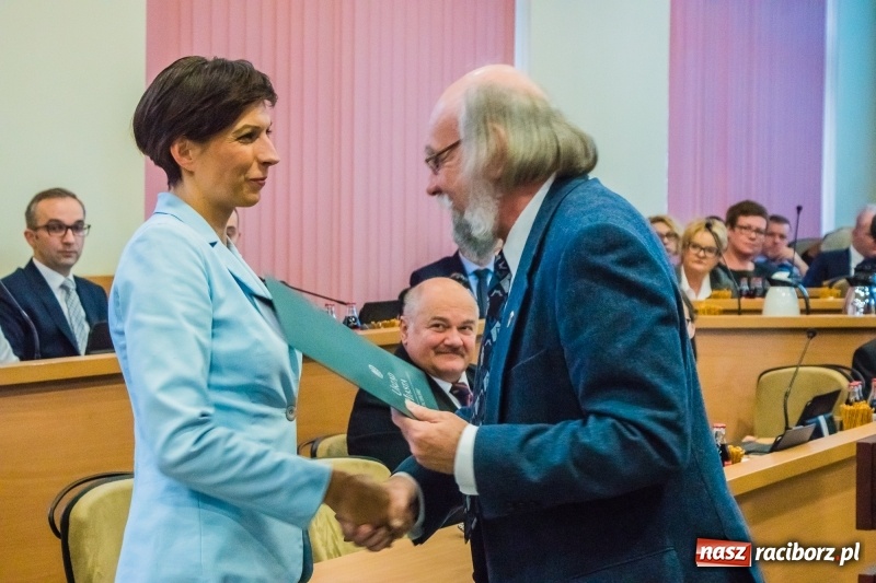 Zdjęcie w galerii na portalu naszraciborz.pl: Inauguracyjna sesja Rady Miasta. Leon Fiołka przewodniczącym. Ustalono pensję prezydenta wiadomości z regionu