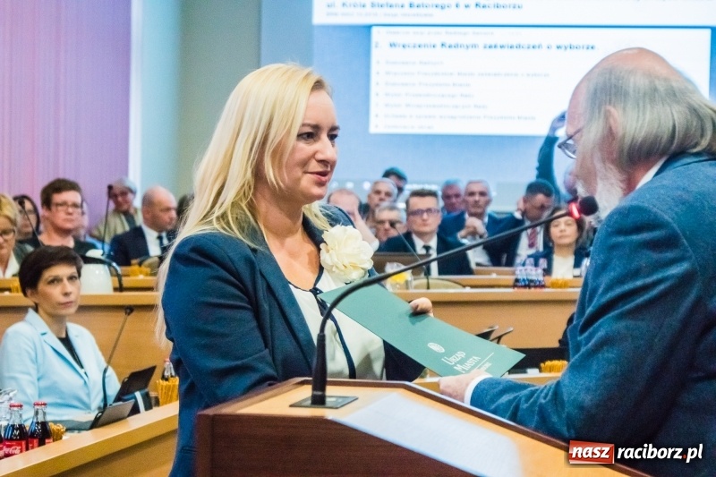 Zdjęcie w galerii na portalu naszraciborz.pl: Inauguracyjna sesja Rady Miasta. Leon Fiołka przewodniczącym. Ustalono pensję prezydenta wiadomości z regionu