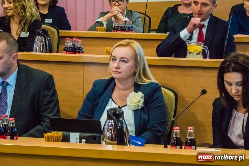 Zdjęcie w galerii na portalu naszraciborz.pl: Inauguracyjna sesja Rady Miasta. Leon Fiołka przewodniczącym. Ustalono pensję prezydenta wiadomości z regionu