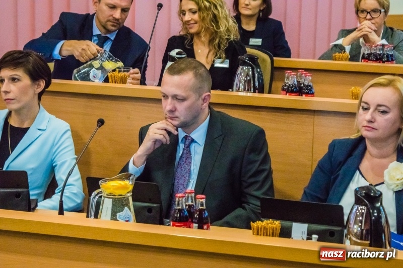 Zdjęcie w galerii na portalu naszraciborz.pl: Inauguracyjna sesja Rady Miasta. Leon Fiołka przewodniczącym. Ustalono pensję prezydenta wiadomości z regionu