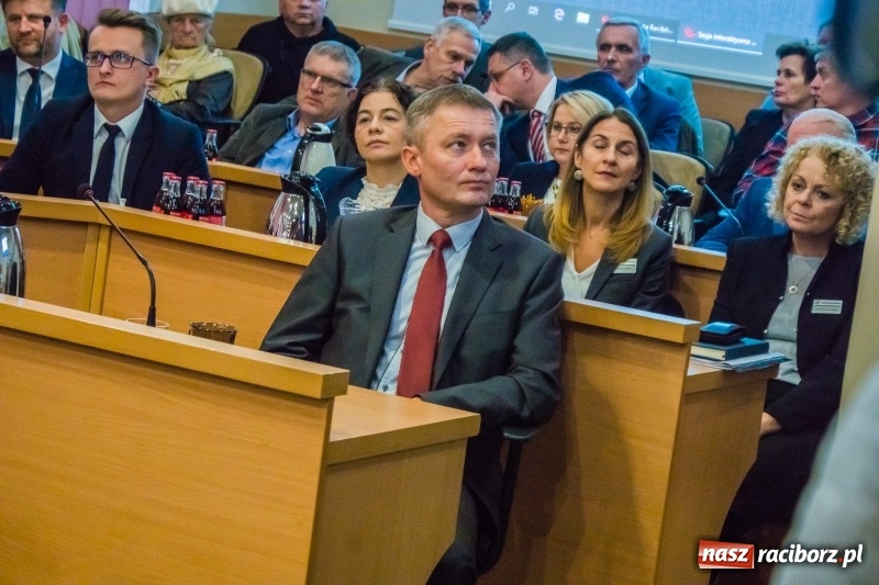 Zdjęcie w galerii na portalu naszraciborz.pl: Inauguracyjna sesja Rady Miasta. Leon Fiołka przewodniczącym. Ustalono pensję prezydenta wiadomości z regionu