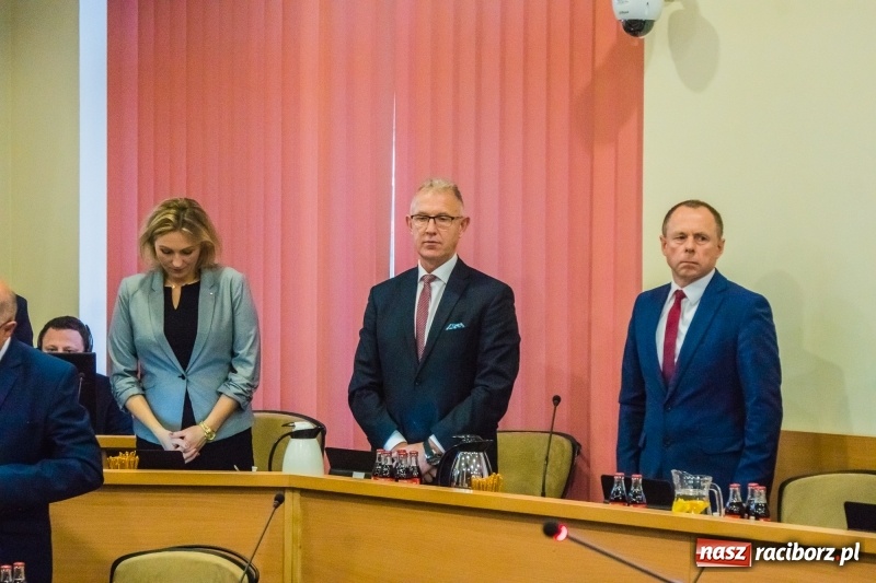 Zdjęcie w galerii na portalu naszraciborz.pl: Inauguracyjna sesja Rady Miasta. Leon Fiołka przewodniczącym. Ustalono pensję prezydenta wiadomości z regionu